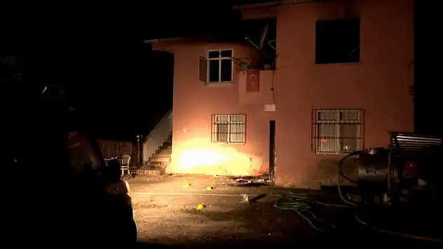 Evlat dehşeti: Babasını tüfekle öldürdü, babaannesini darp etti, evi ateşe verdi
