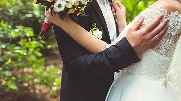 Evlenen çiftlere 18 bin lira destek