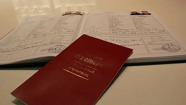 Evlenen kadının kocasının soyadını almasını öngören kuralın iptali yürürlüğe girdi

