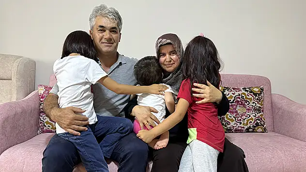 Evlerini, evlatlık edindikleri ve koruyucu aile oldukları 3 çocukla şenlendirdiler
