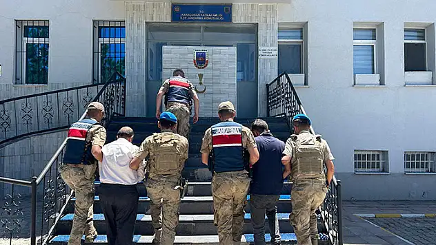 Evlerinin bahçesinde otururken silahlı saldırıya uğrayan baba öldü, kızı yaralandı
