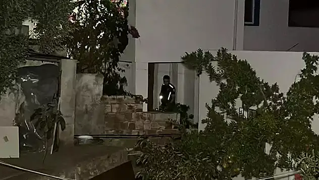 Evlerinin salonunda otururken silahlı saldırıya uğrayan 2 kişi öldü
