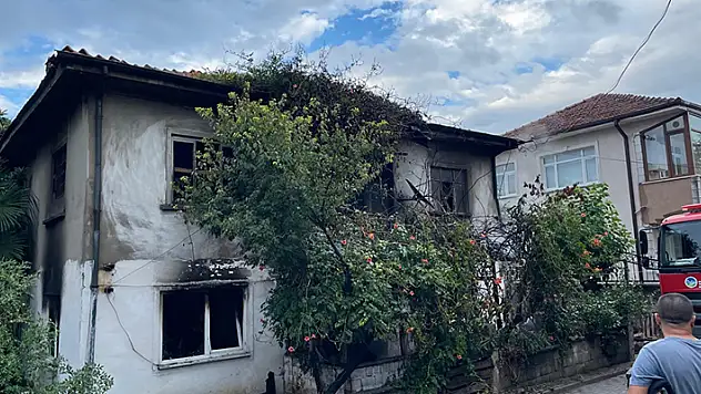 Evli çiftin tartışmasında kadın otomobili parçaladı, kocası evi yaktı
