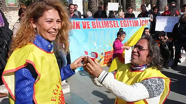 Eylem sonrası sürpriz evlilik teklifi