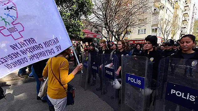Eylemciler de polisler de kadın