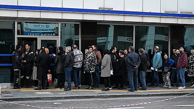 EYT'li vatandaşlar SGK il müdürlükleri önünde yoğunluk oluşturdu! Kurumdan açıklama: Mümkün değil