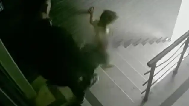 Eyüpsultan'da 3 yaşındaki kızına tekme atıp merdivenlerden aşağı düşüren babaya 2 yıl 3 aya kadar hapis talebi
