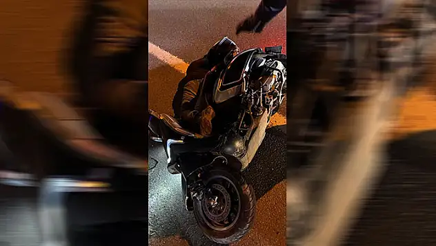 Eyüpsultan'da hafif ticari aracın çarpıp kaçtığı motosikletli ağır yaralandı