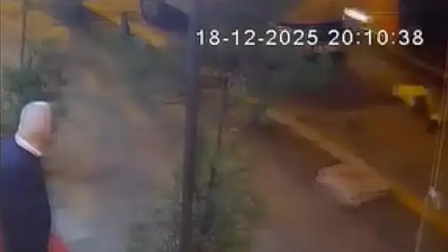 Eyüpsultan'da İETT şoförünün tartıştığı bisikletliye çarpıp kaçması kamerada