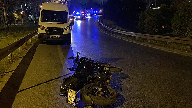 Eyüpsultan'daki feci kazada virajı alamayan motosiklet bariyere çarptı: 1 ölü, 1 yaralı
