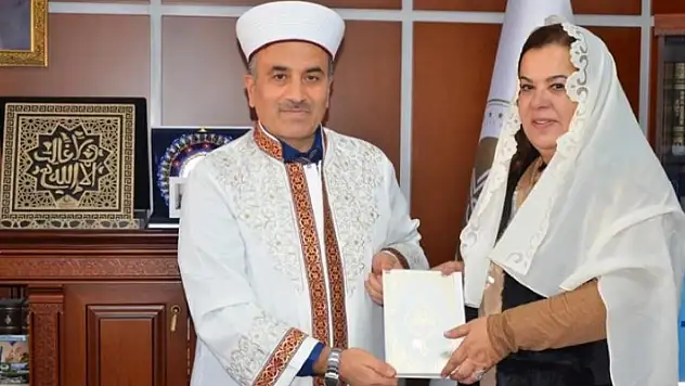 Ezan sesinden etkilendi, Müslüman oldu
