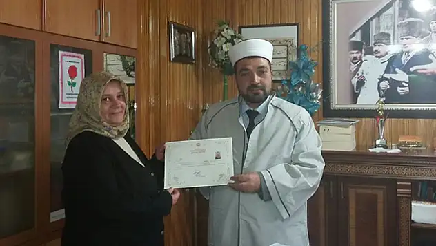 Ezan sesinden etkilenen Bulgar kadın Müslüman oldu