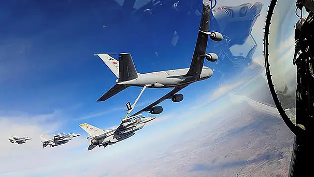 F16'lara havada yakıt ikmali yapıldı