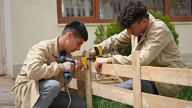 Fabrika gibi lisede arı gibi çalışan öğrenciler atık malzemelerden ahşap eşyalar üretiyorlar
