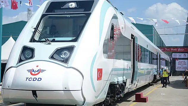 Fabrika testleri tamamlanan 'milli elektrikli tren' gelecek yıl raylarda olacak
