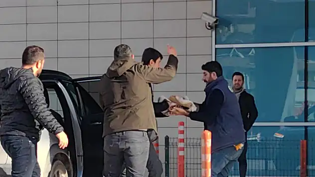 Fabrikada elini testereye kaptıran işçinin 2 parmağı koptu

