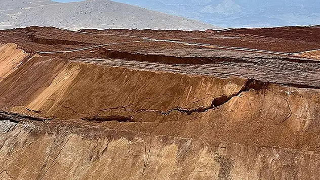 Facia 'geliyorum' demiş! Erzincan'da madendeki toprak kayması öncesi çekilen 'çatlak fotoğrafları' bilirkişi raporunda
