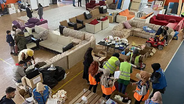 Farklı ülkelerden eğitim için geldikleri Konya'da depremzedeler için el eleler
