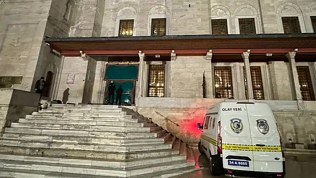 Fatih Camisi imamı ve cemaatten bir kişi bıçaklı saldırıda yaralandı
