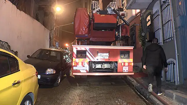 Fatih'te, 4 katlı binanın ikinci katında çıkan yangında 2 kişi dumandan etkilendi
