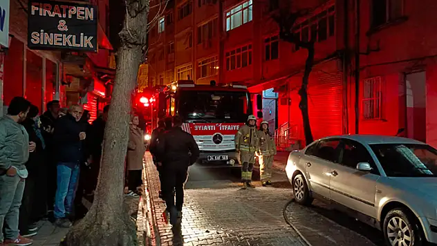 Fatih'te 5 katlı binada yangın, itfaiye dar sokaklarda alevlere müdahalede zorlandı