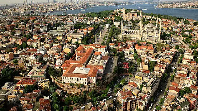 Fatih'te 6 katlı iş hanı satılıyor
