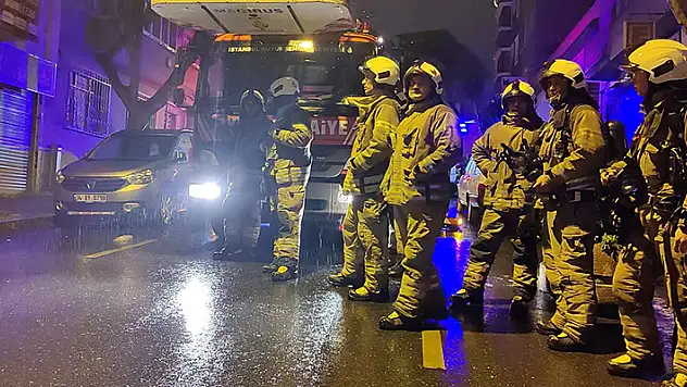 Fatih'te, balyozla saldırdığı 4 kişilik aileyi rehin alan kişi, özel harekat polislerinin operasyonuyla etkisiz hale getirildi
