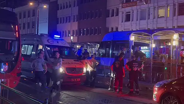 Fatih'te dengesini kaybederek raylara düşen bir kişi tramvayın altında kalarak hayatını kaybetti