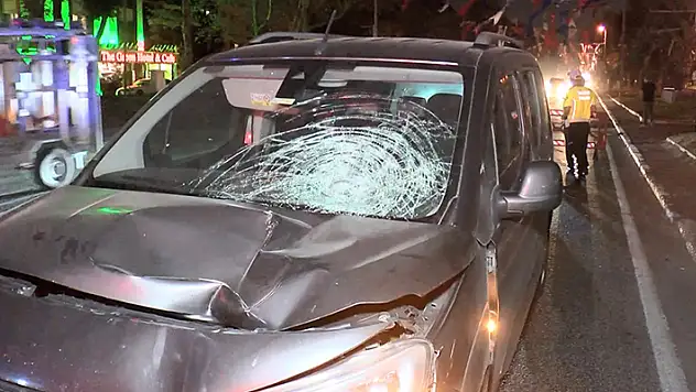 Fatih'te karşıya geçen yayaya çarptı, aracı bırakıp kaçtı 1 ölü