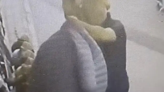 Fatih'te montu cansız mankenle çalmaya kalkan kişi iş yeri sahibine yakalandı

