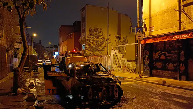 Fatih'te, seyir halindeki taksi alev alev yandı
