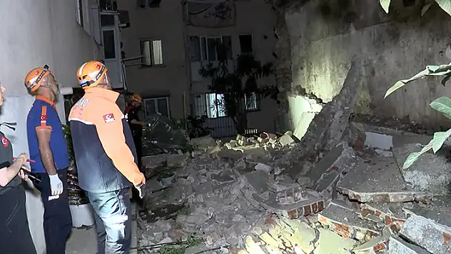Fatih'te tarihi yapının bitişiğindeki istinat duvarı çöktü