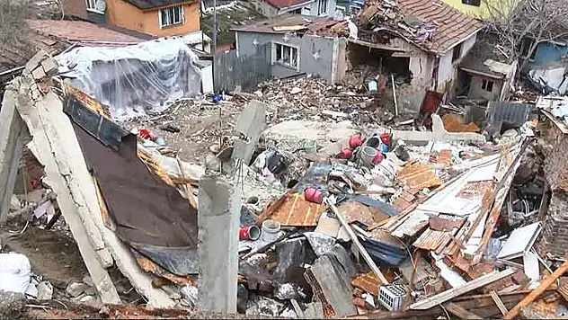 Fatih'te 2 binanın çökmesinin ardından hasar tespit çalışması başlatıldı