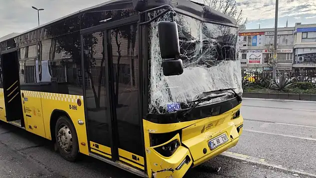 Fatih'te 3 İETT otobüsü durağa yanaşırken kaza yaptı