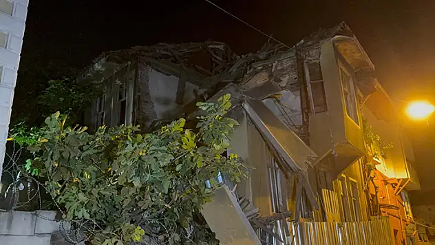 Fatih'te iki katlı metruk bina çöktü