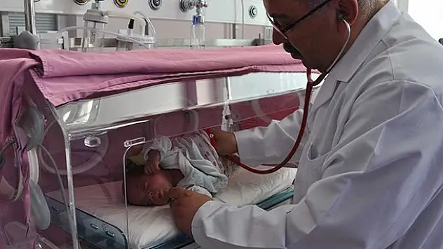 Fatma bebek, yaşam azmiyle şaşırttı