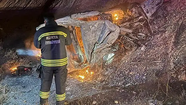 Feci kaza! Konya'da tıra çarpan otomobil alev aldı: 2 ölü

