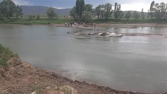 Feci olay! 3'ü çocuk 4 kişi ırmakta kayboldu
