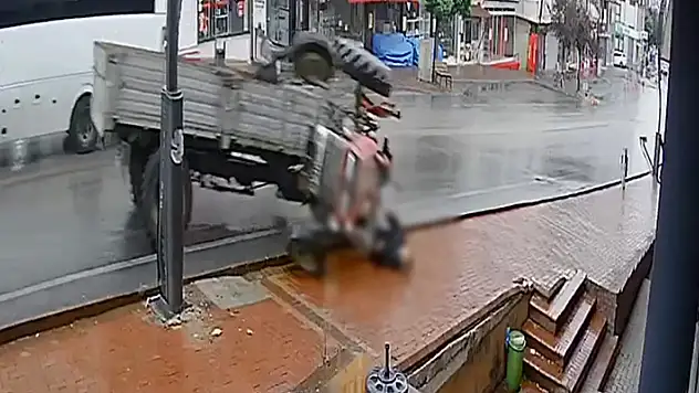 Feci traktör kazası kamerada: 1 ölü 1 yaralı
