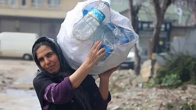 Fedakar anne, iki evladını karton ve plastik malzeme toplayarak okutuyor
