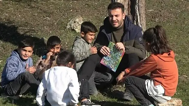 Fedakar öğretmen 5 öğrencisini hayata hazırlamak için her gün kilometrelerce yol kat ediyor
