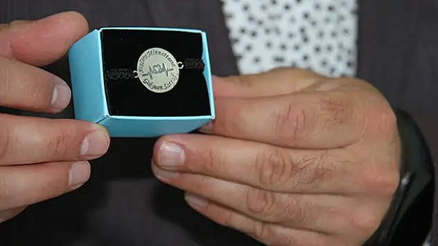 Fedakar sağlık çalışanlarına 'Sizlere minnettarız' yazılı sürpriz gümüş bileklik