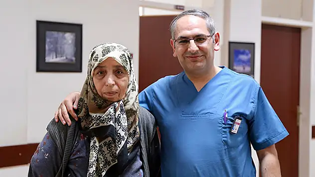 Felçli geldiği hastaneden yürüyerek taburcu edildi