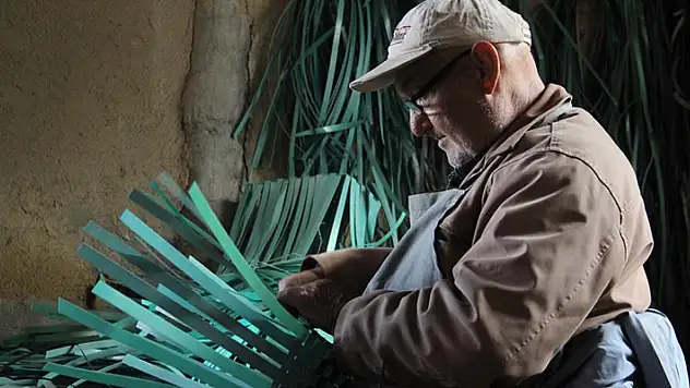 Felçli haliyle plastik atıklardan çanta yapıyor
