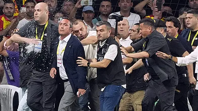 Fenerbahçe Başkanı Ali Koç'a yabancı madde atıldı

