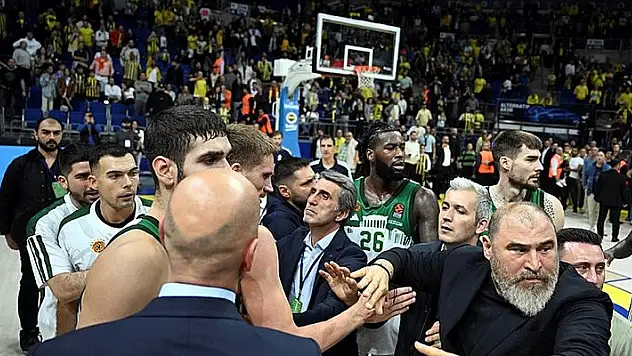 Fenerbahçe Beko-Panathinaikos maçında ortalık karıştı!