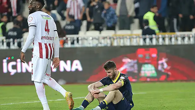 Fenerbahçe'de rekor seri bitti, bitime 5 hafta kala puan farkı 4'e yükseldi
