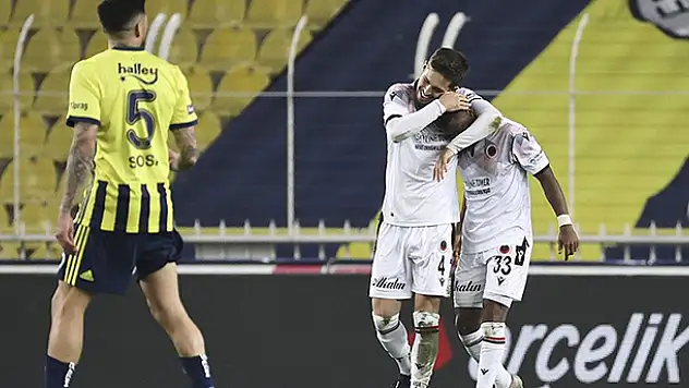 Fenerbahçe Kadıköy'de lig sonuncusuna yenildi