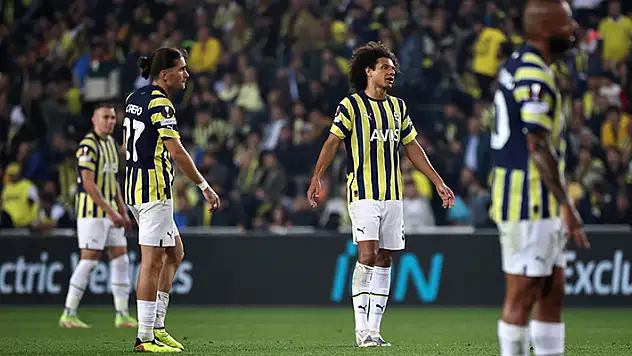 Fenerbahçe liderlik mücadelesini son maça bıraktı 
