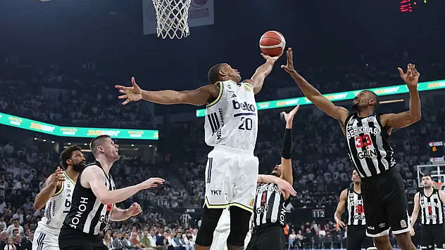 Fenerbahçe şampiyonluk, Beşiktaş seriyi uzatmak için parkede!